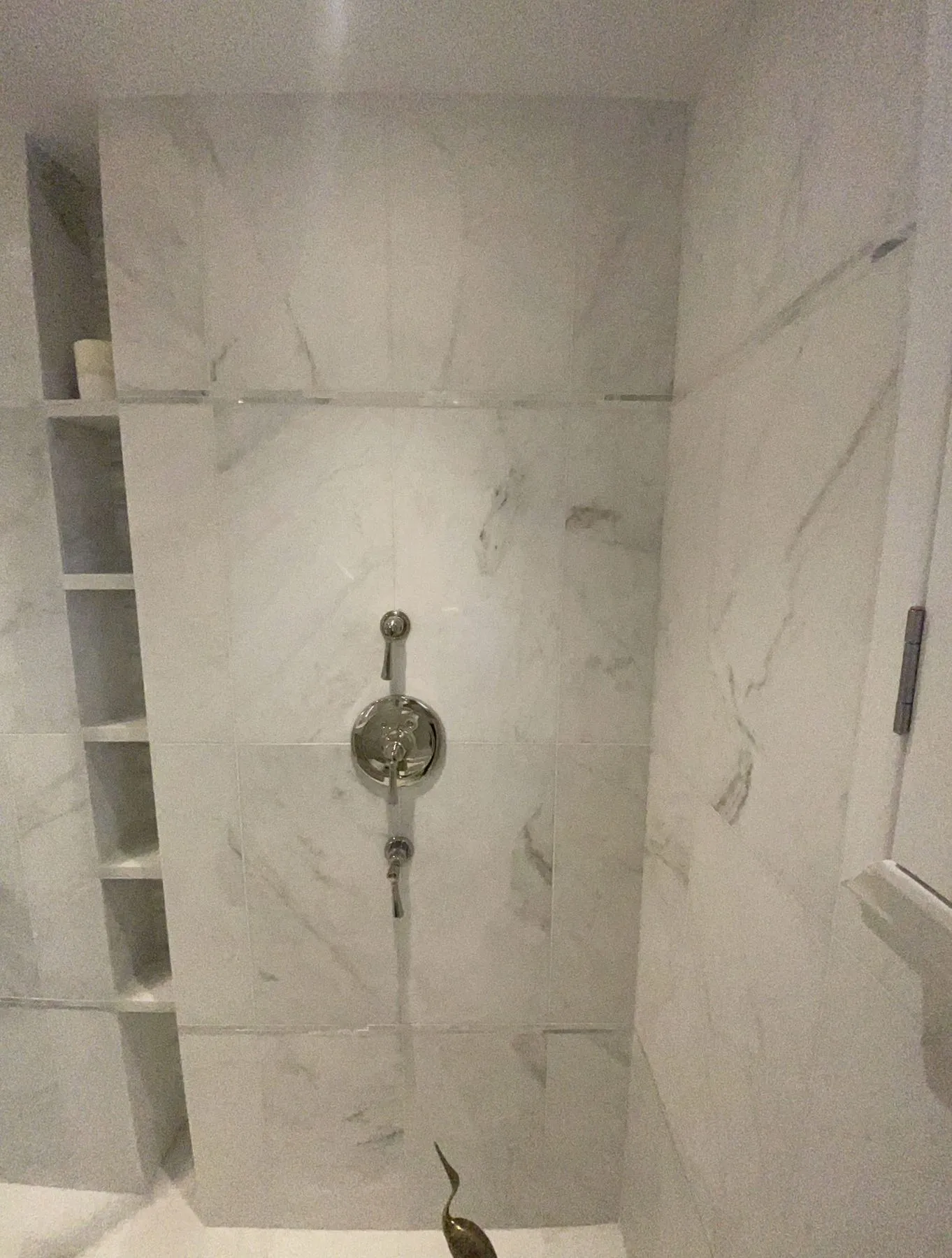 Full-height niche beside the shower valve