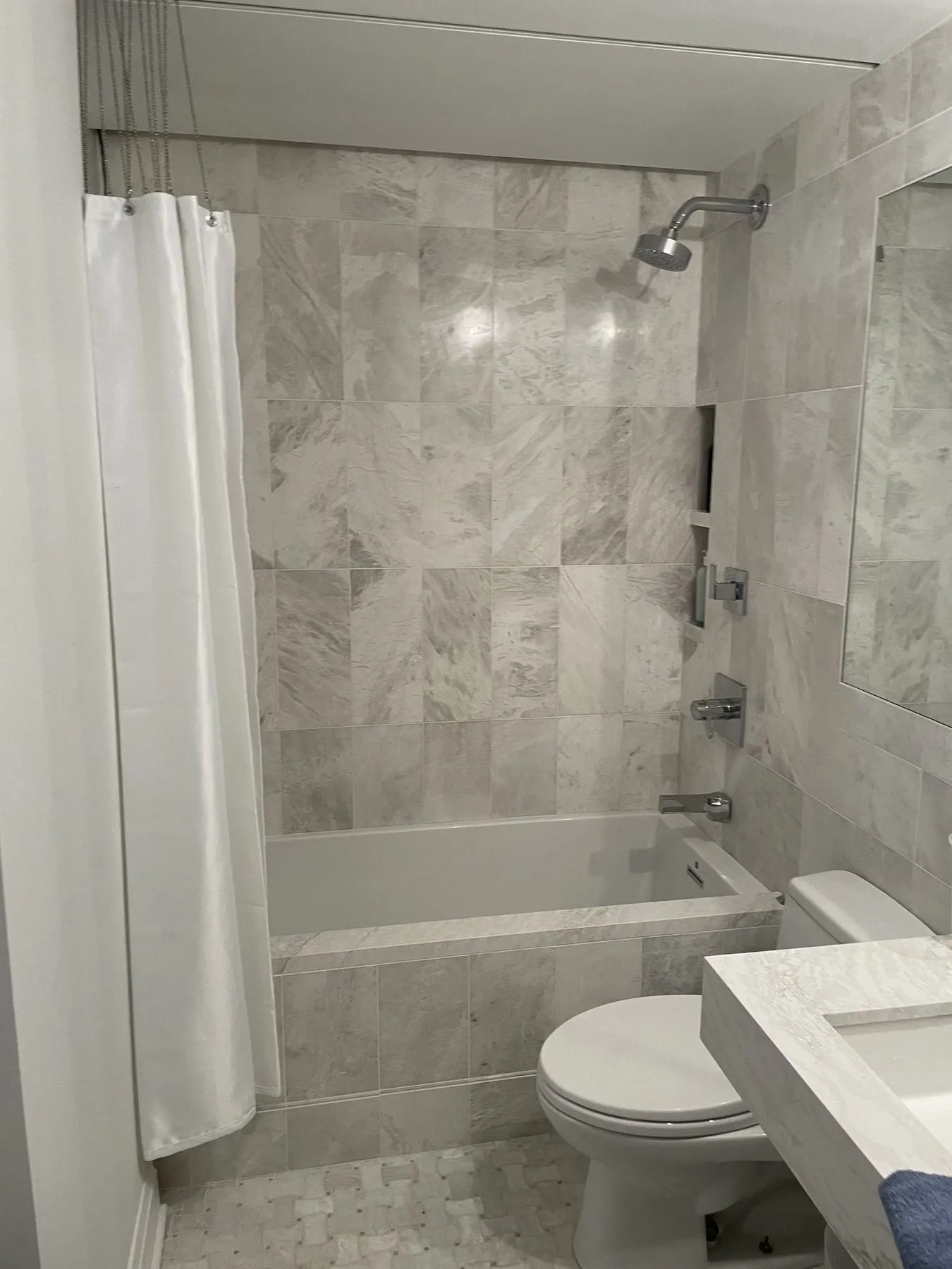 Marble tile tub surround with a niche